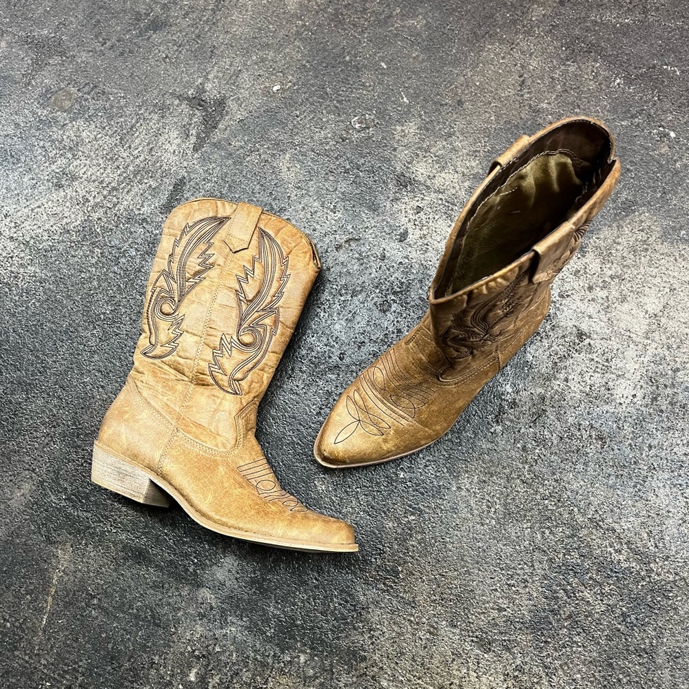 Y2K Suede leather Beige western Cowgirl Boots / like brand new 
#Western #suede